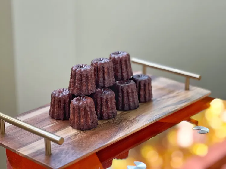 「吳一無二 WUnique Pâtisserie」製作「東加堅果可麗露」使用杏仁果飲取代牛奶，加入法式的焦糖榛果與東加豆的香氣，搭配可麗露烘烤時產生的焦糖脆殼。業者提供