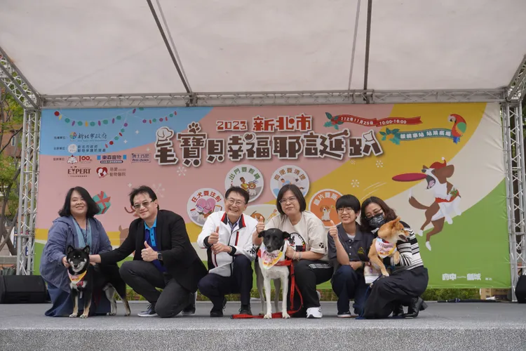 副市長陳純敬、東森寵物總經理李頌齡及福壽實業股份有限公司市場處協理郭莉君，一同替校園犬加油。動保處提供