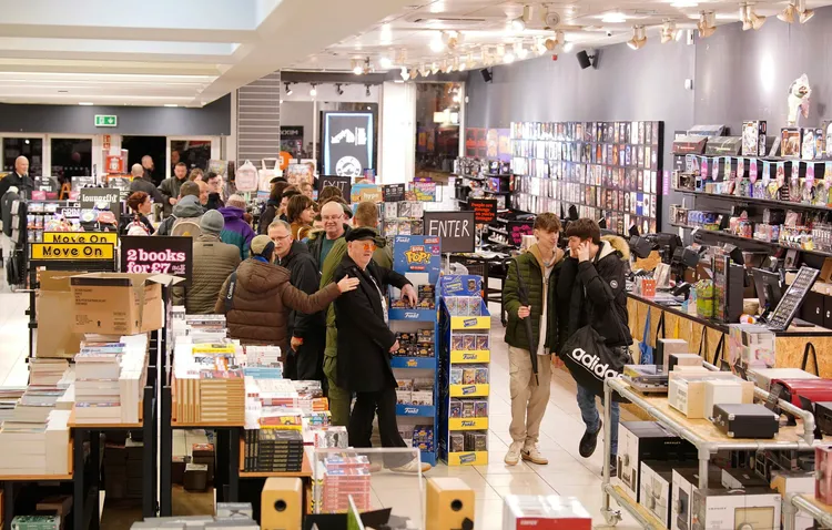 披頭四歌迷上周新歌發行首日，在唱片行排隊買實體的錄音帶、CD、黑膠。資料照片