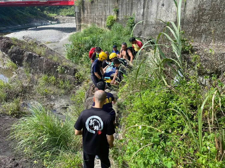 消防人員將溺水男子送醫。翻攝畫面