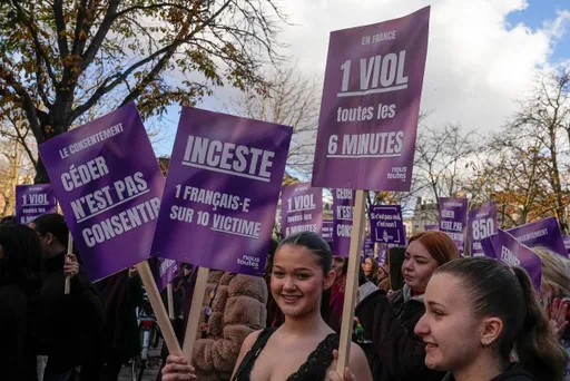 國際反婦女受暴日巴黎萬人上街 籲加強施暴者刑罰
