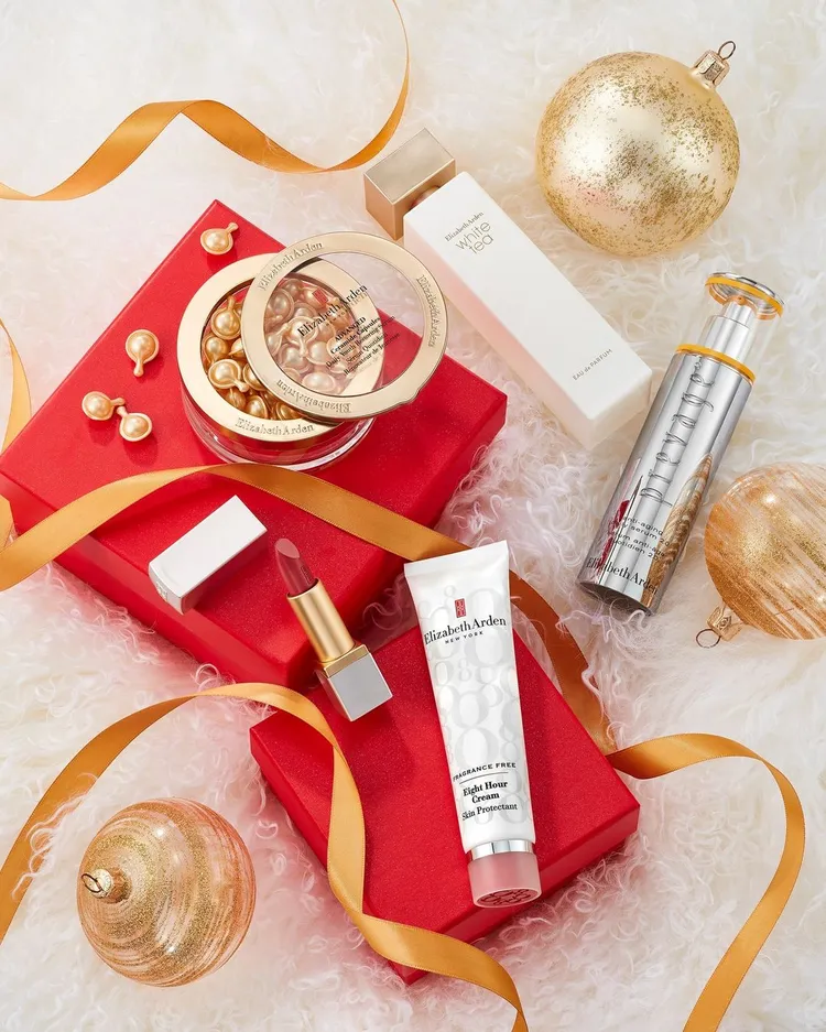 12月購買指定商品或滿額，可享伊麗莎白雅頓聖誕包裝。品牌提供