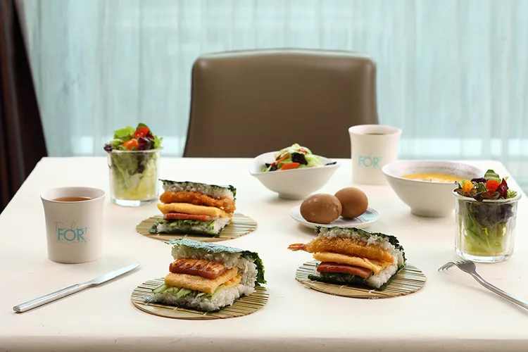 早餐備有生鮮蔬菜、湯品、咖啡飲料。業者提供