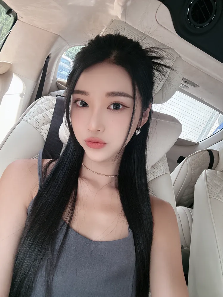 咘咘的美也帶了點冷與距離，但只要稍微相處之後，就會知道她只是慢熟，而且一點都不高冷。