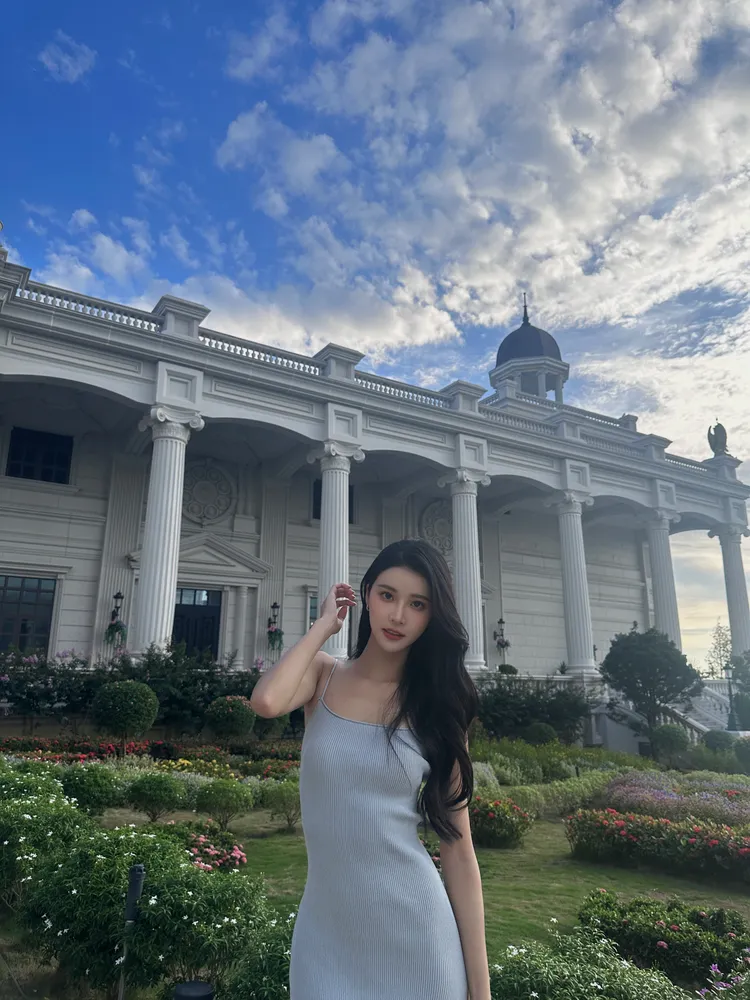 咘咘全身散發一種女明星的魅力，讓她在17的直播間佔有一席之地。