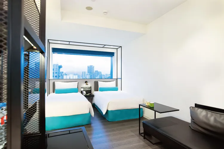 台北凱達大飯店歡樂耶誕城住房專案，雙人房平日只要2888元起，專案每房贈送派對零食組與夾子園體驗券2張。業者提供