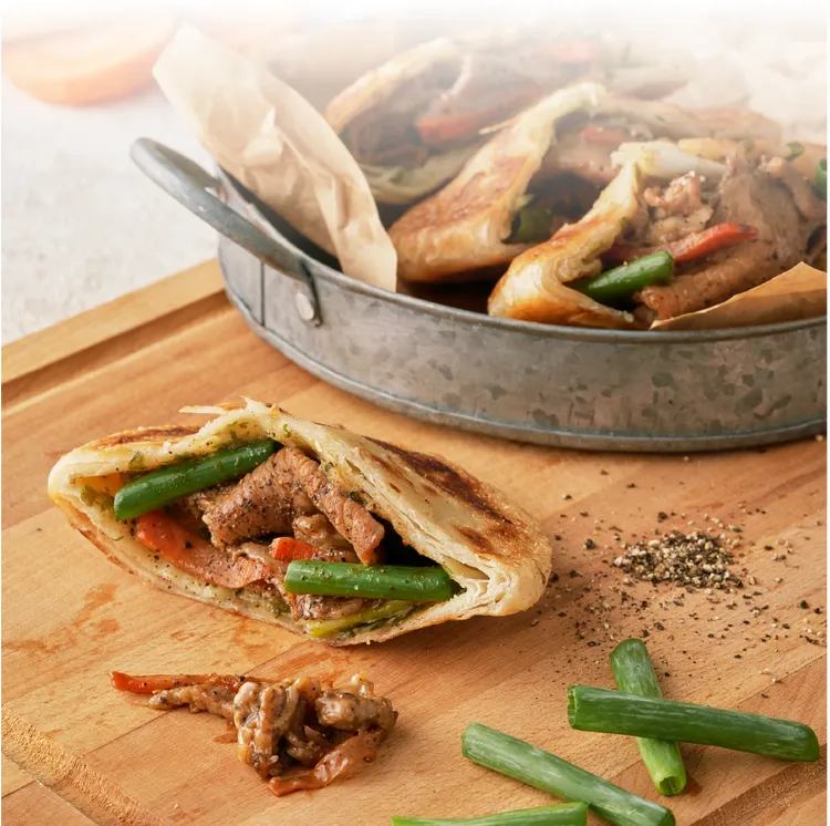重視「嚼感」的雙蔥煎餅可變身為台式鐵板燒口袋餅。業者提供