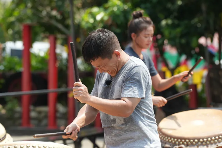 郭子乾練「醒獅鼓譜打擊」，一直抓不到節奏點。民視提供