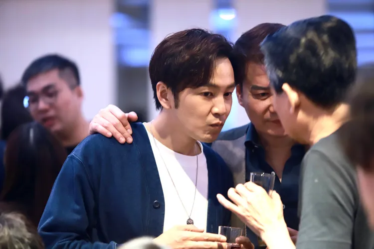 書偉昨單獨現身殺青酒，不見謝京穎。民視提供