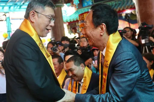 三巨頭同台！柯文哲聽侯友宜致詞眼神藏不住　台上感謝郭台銘這件事