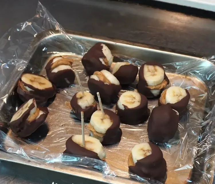 巧克力香蕉夾花生醬食材：
香蕉1～2根、花生醬約60克、巧克力120克。IG @woodywoody315 提供

