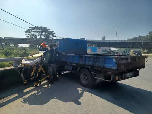 沒油熄火!他推車下交流道竟煞不住衝撞護欄 駕駛妻一度受困