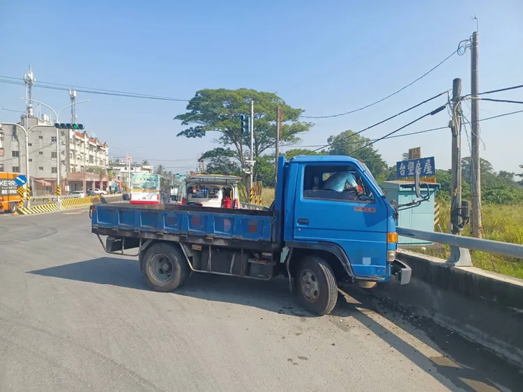高雄旗山旗南三路發生小貨車自撞護欄車禍。讀者提供