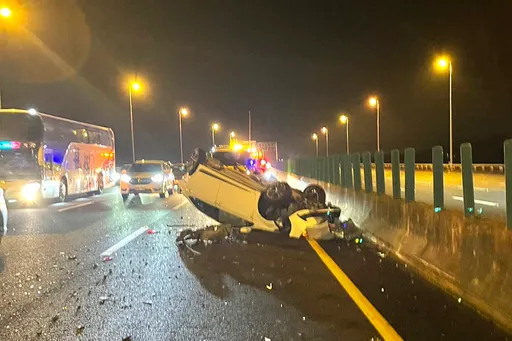 國3台南段深夜驚傳翻車意外 轎車遭追撞被「鏟」到四輪朝天