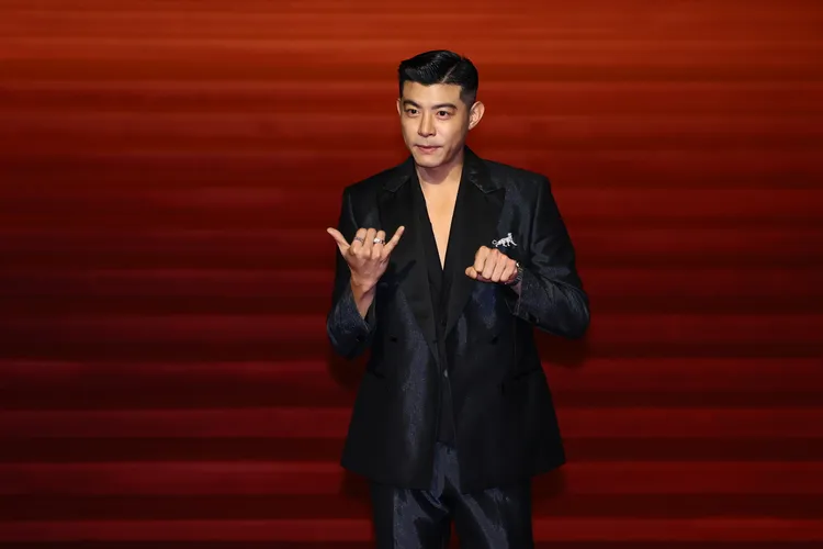 王柏傑以低胸BOSS西裝搭配卡地亞珠寶。攝影中心攝