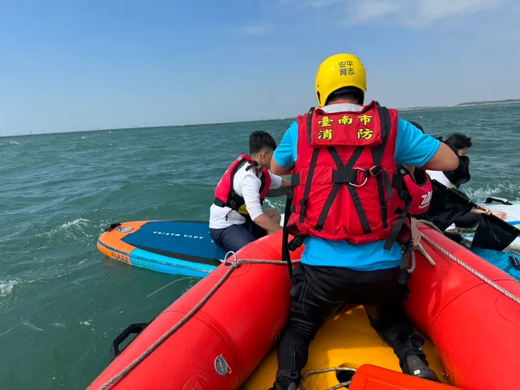 消防局出動船艇前往救援。消防局提供