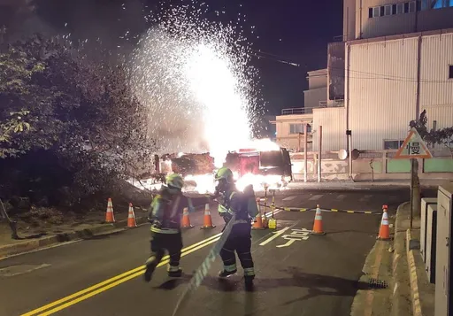 刨路機挖斷地下氣體管線釀火燒車 司機命喪火海!勞檢勒令停工
