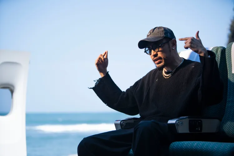 熱狗分享難忘的搭機經驗。本色音樂提供