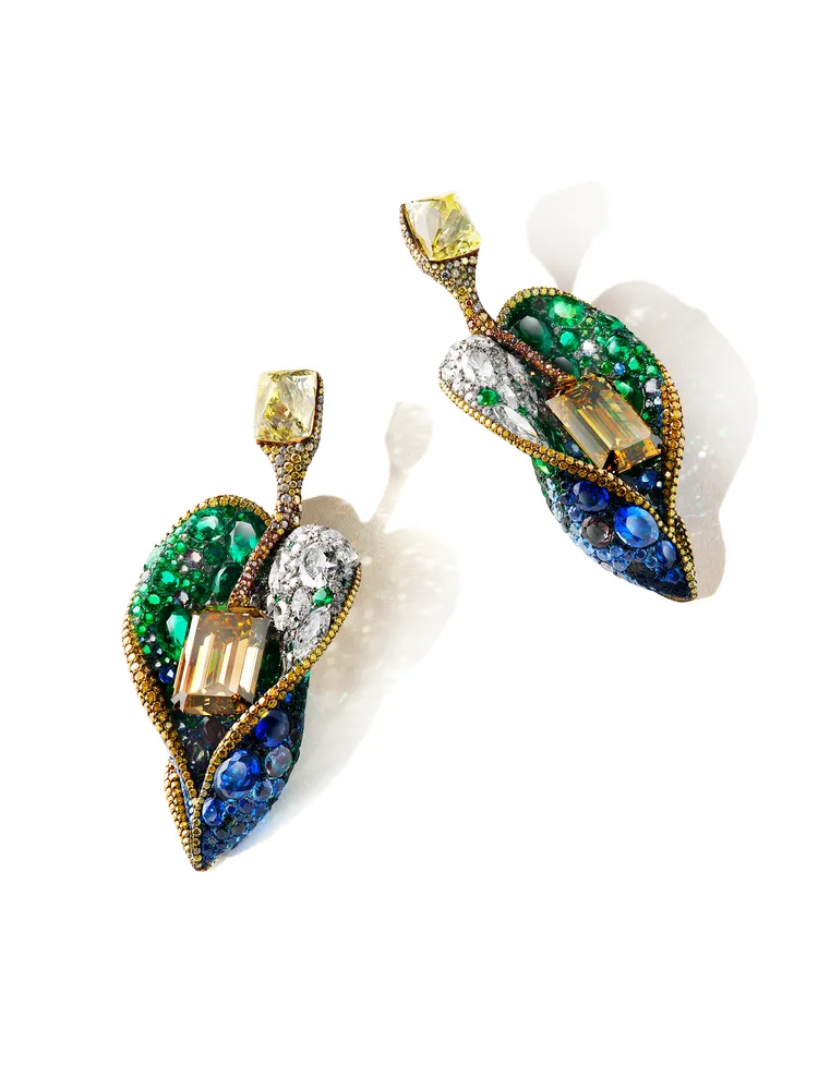 畢卡索夢境耳環，主石為各重約16克拉的祖母綠式切割黃鑽。品牌提供