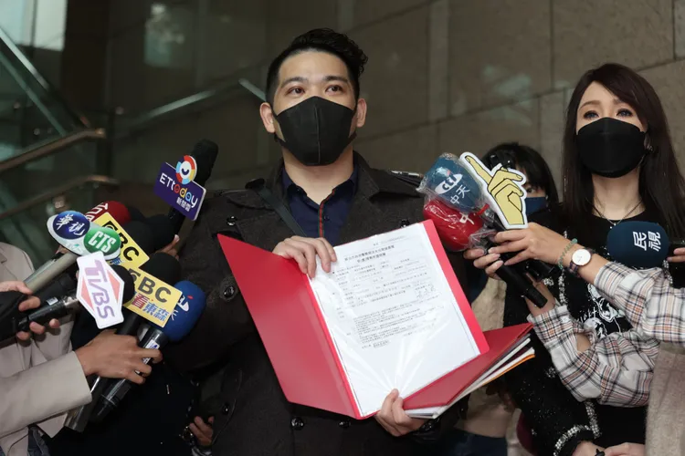 海倫清桃（右）和黃景裕去年為吸金爭議開記者會自清。資料照片