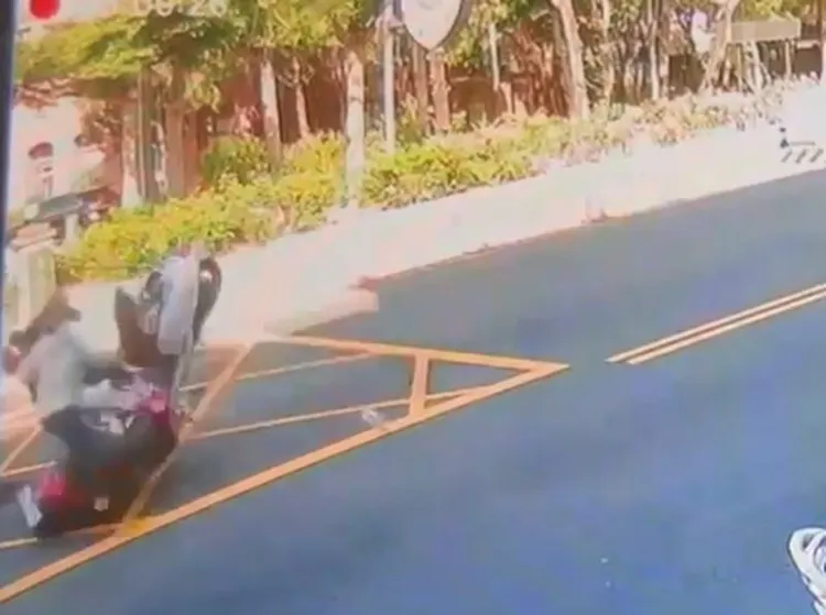 2輛機車碰撞力道猛烈。民眾提供