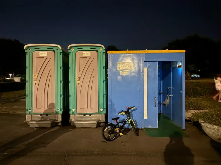 流動廁所照明也不足。王欣儀提供