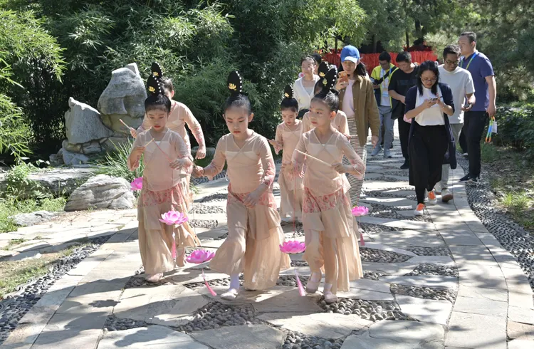 北京八大處公園中兒童體驗穿漢服。新華社