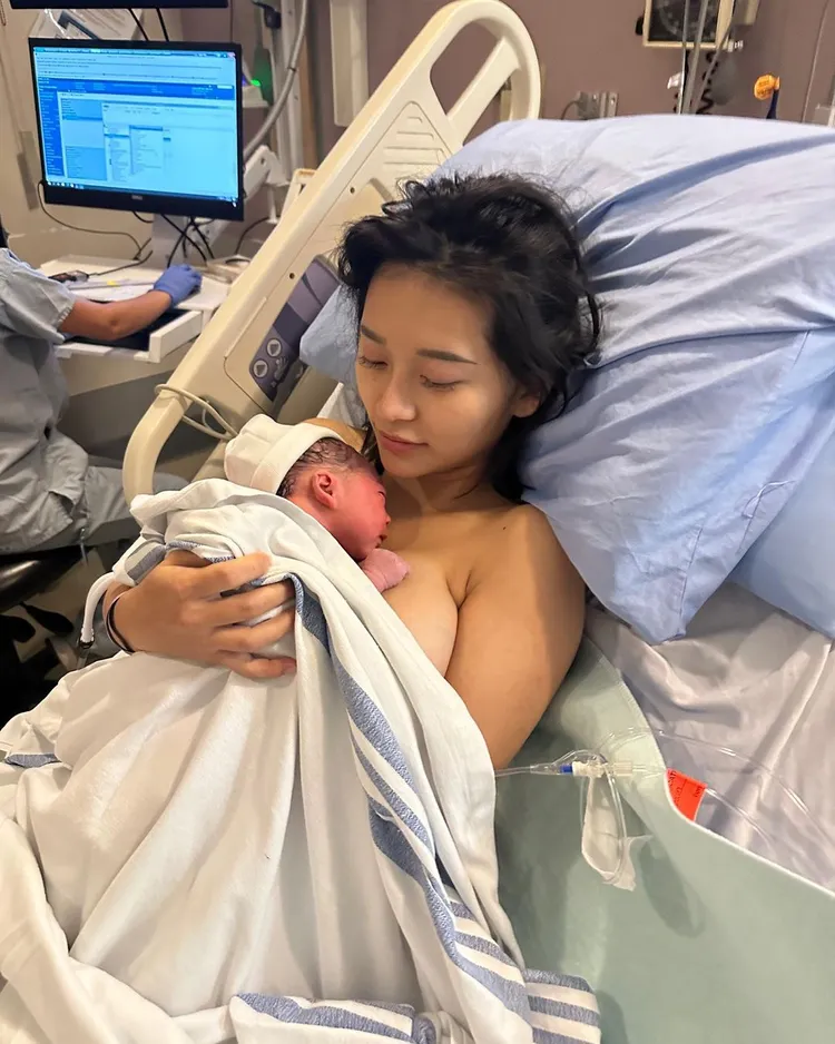 祈錦鈅深情地將女兒抱在懷中。本人提供
