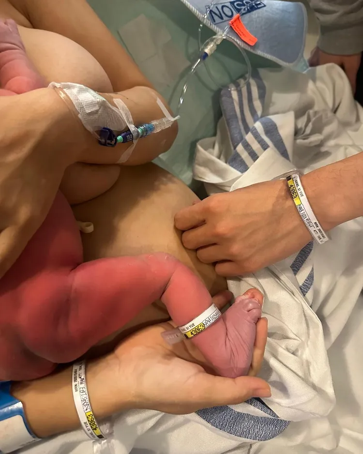 祈錦鈅巨乳抱嬰畫面驚人。翻攝自祈錦鈅IG