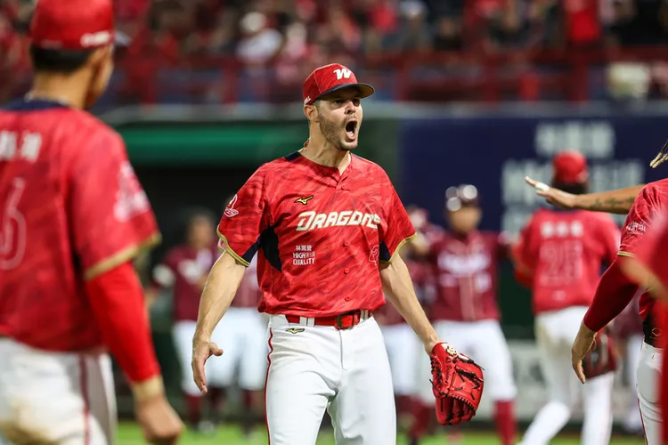 布里悍對樂天休息室大喊。   中央社