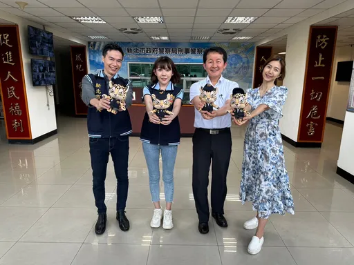 新北警反詐不停歇 刑事幹探攜手「莒光女神」、伊正尬戲宣導防詐意識