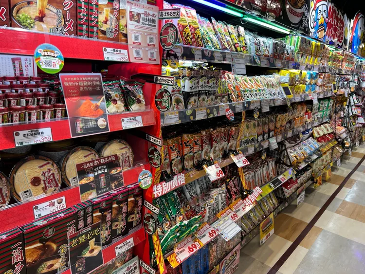 日本商品琳瑯滿目。鮮明攝