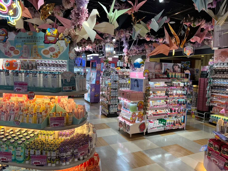 COSME DONKI美妝品項眾多。鮮明攝