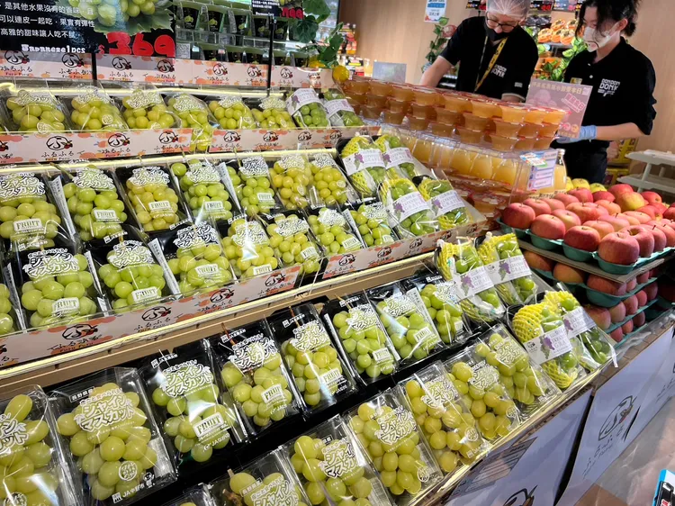 生鮮區滿滿的麝香葡萄。鮮明攝