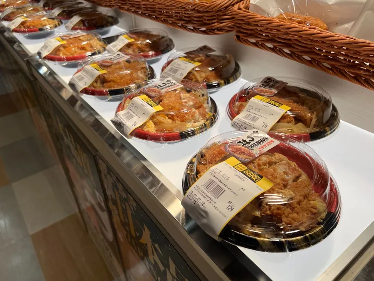 銅板價即可享用超人氣熟食。鮮明攝