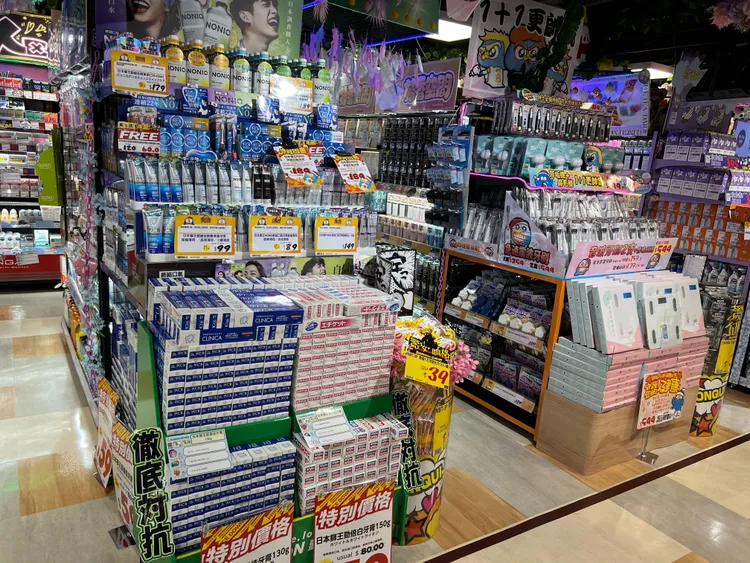 日本商品琳瑯滿目。鮮明攝