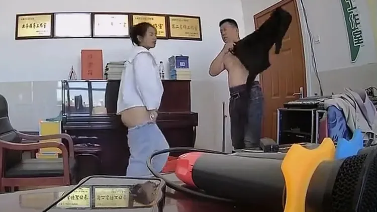 兩人完事後穿好衣服。翻攝自推特