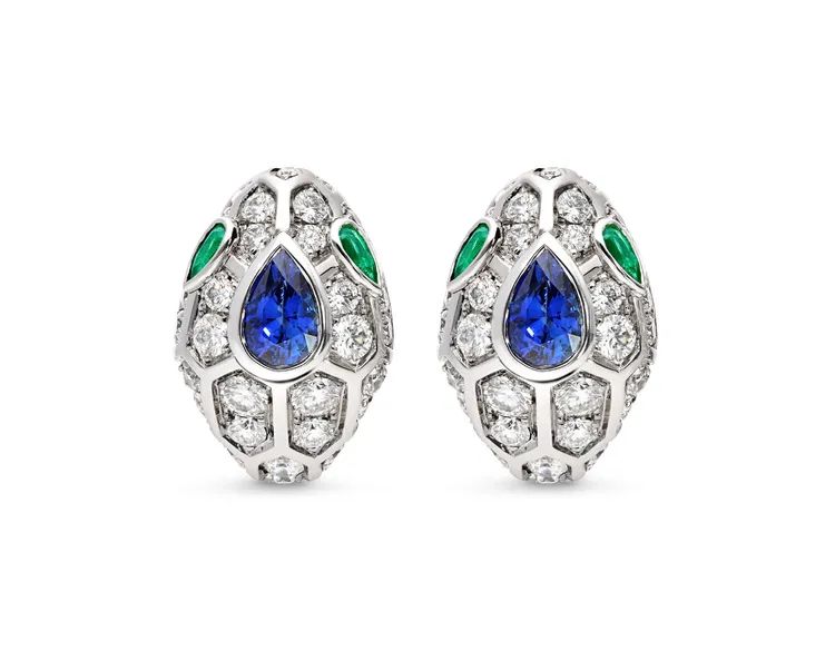 Serpenti系列 藍寶石、祖母綠與鑽石耳環。品牌提供