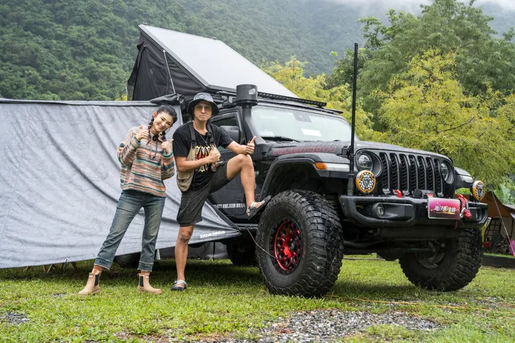 王少偉、愛車女神蘇宗怡。TVBS提供