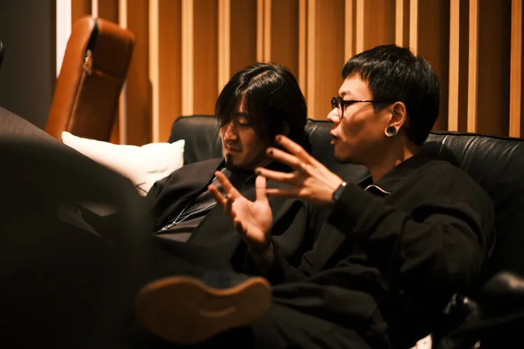 許鈞與荒井十一共同創作音樂。基本節奏提供