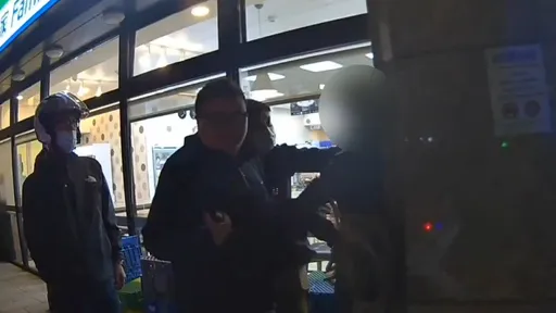 相約警所旁交詐騙款項 詐團車手見假鈔破口大罵!埋伏警悄悄現身逮人