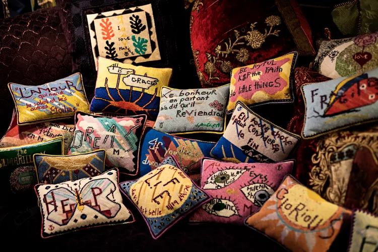 創辦人Isabelle d’Omano伯爵夫人親手製作的刺繡抱枕。品牌提供