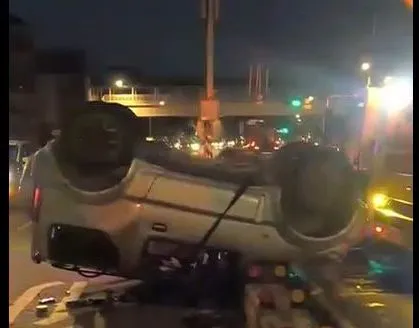 車輛翻覆。蘆竹警分局提供