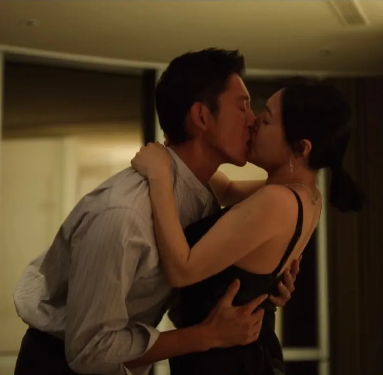 小S激吻吳慷仁。翻攝Netflix《此時此刻》