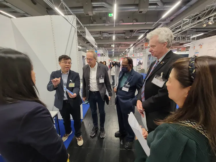 林伯星（左2）在德國紐倫堡發明展，對評審解說發明技術。台北大學提供