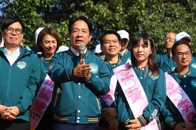 賴清德拜託選民支持立委參選人黃捷。賴總部提供