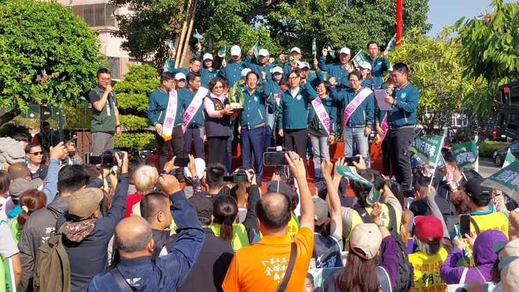 港口慈濟宮贈送好彩頭包粽祝福總統及立委候選人們。凃建豐攝