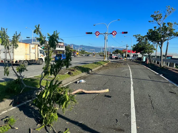 法拉利不明原因衝出分隔島。翻攝畫面