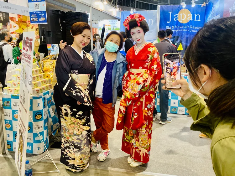 民眾開心逛日本館，與藝妓合影。王志弘攝