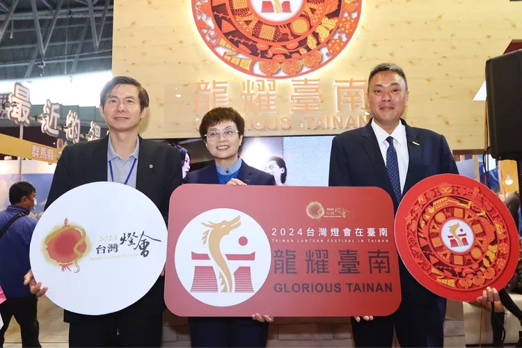 (右起)臺南市旅行商業同業公會理事長蔡承鴻、南市副市長趙卿惠、觀旅局長林國華共同揭開序幕。市府提供